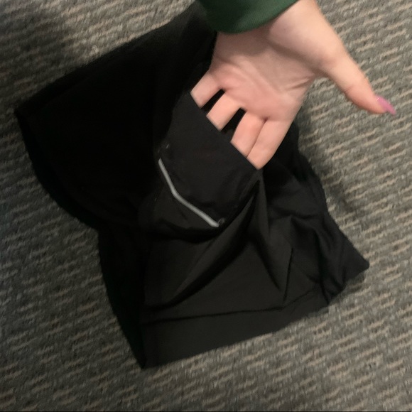 Athleta Shorts with small side pocket - Picture 4 of 4